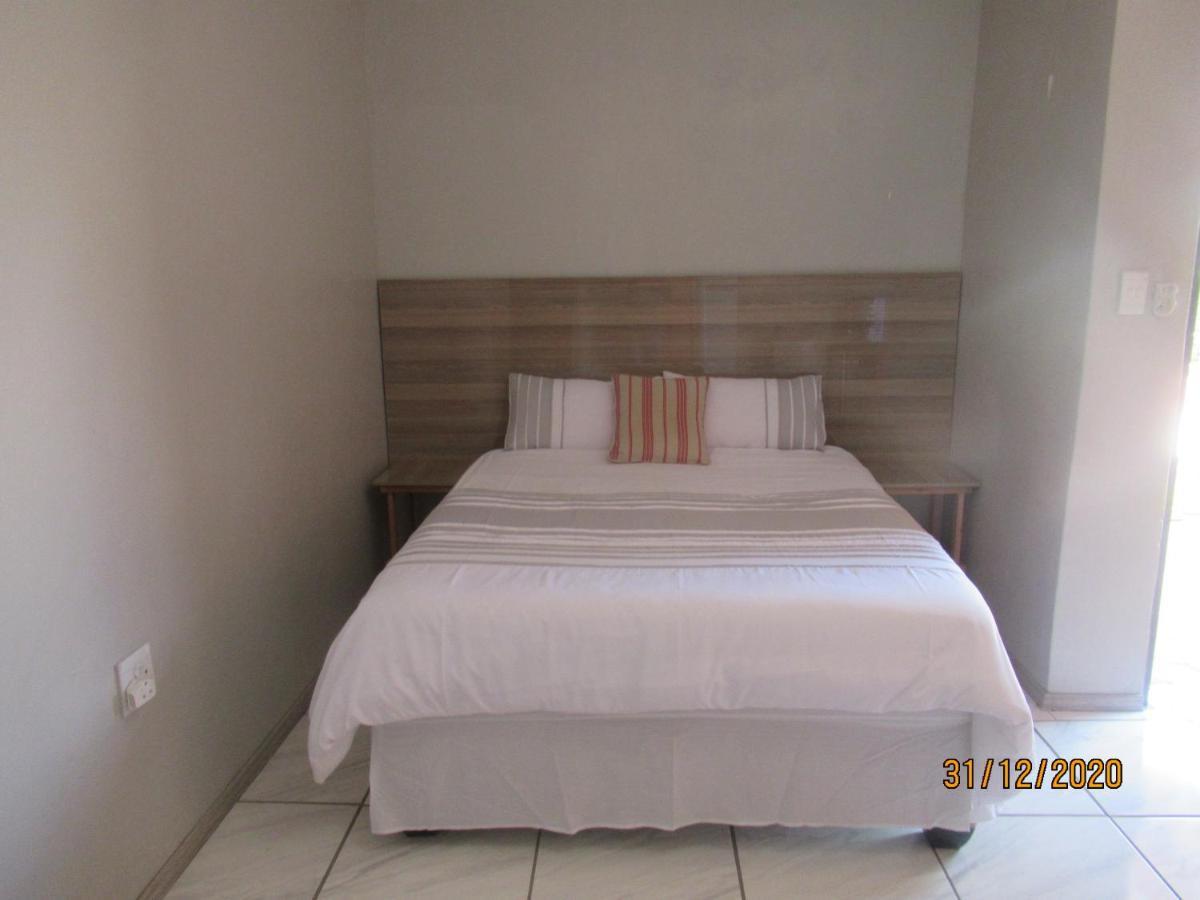 Pab-Love Guest House Kuruman Bagian luar foto