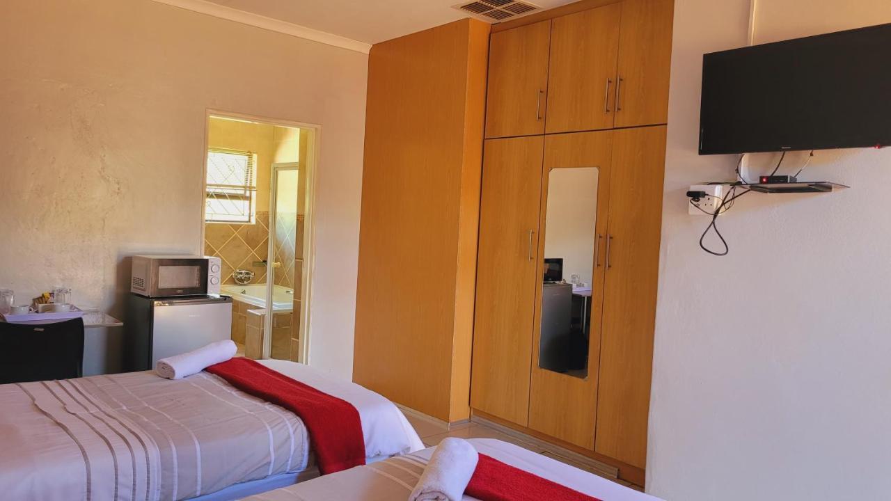 Pab-Love Guest House Kuruman Bagian luar foto