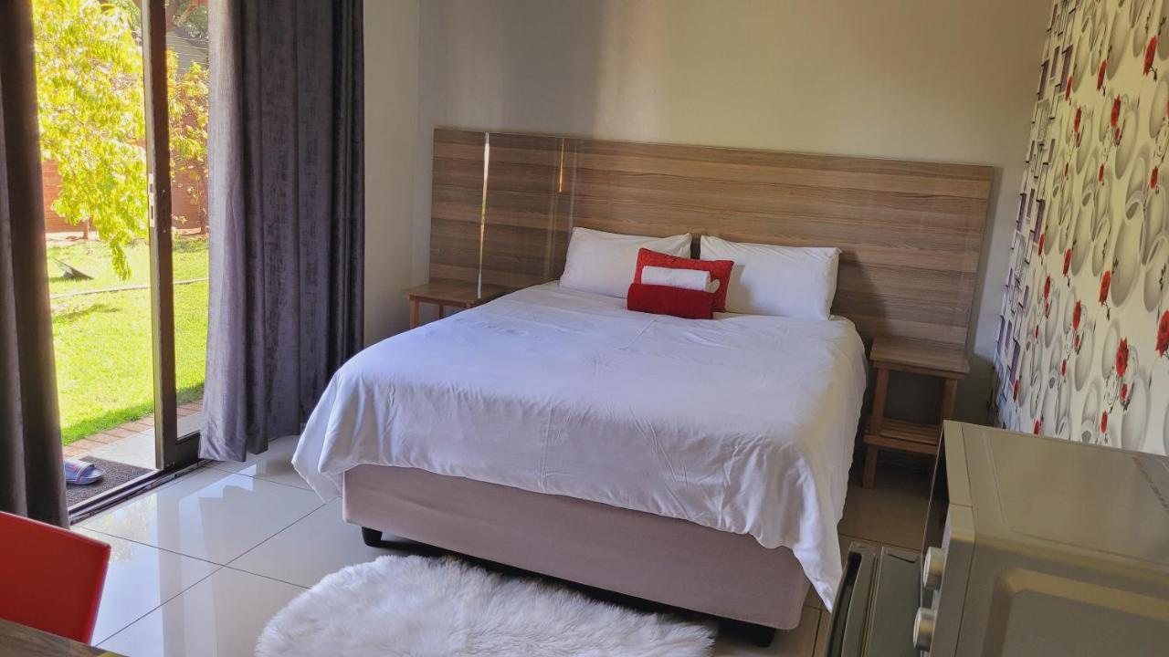 Pab-Love Guest House Kuruman Bagian luar foto